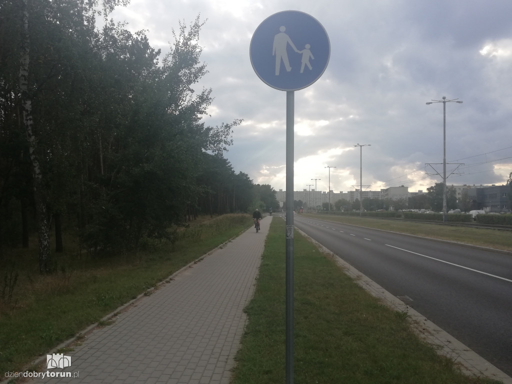 Rowerem po ścieżce dla pieszych