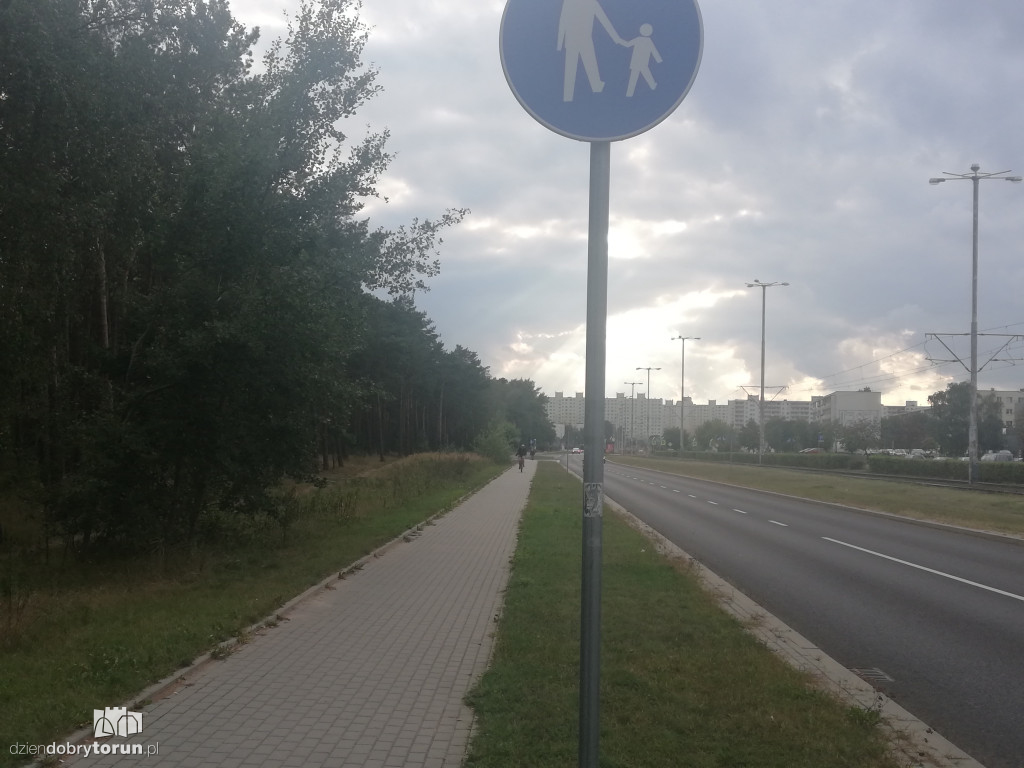 Rowerem po ścieżce dla pieszych