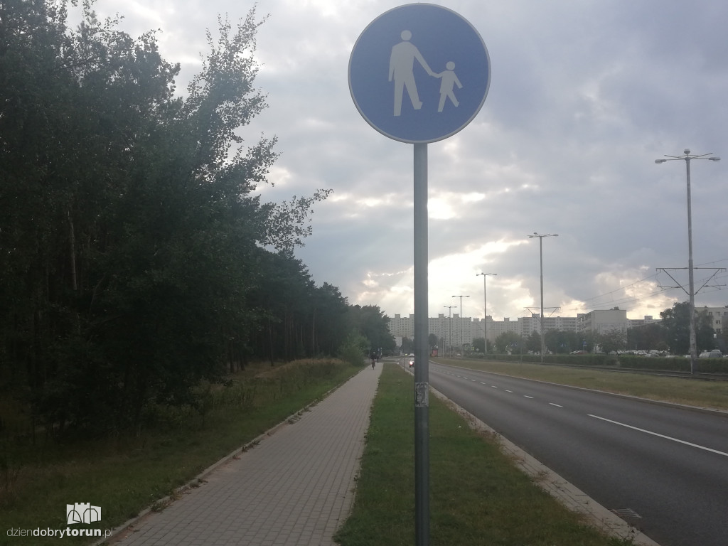 Rowerem po ścieżce dla pieszych