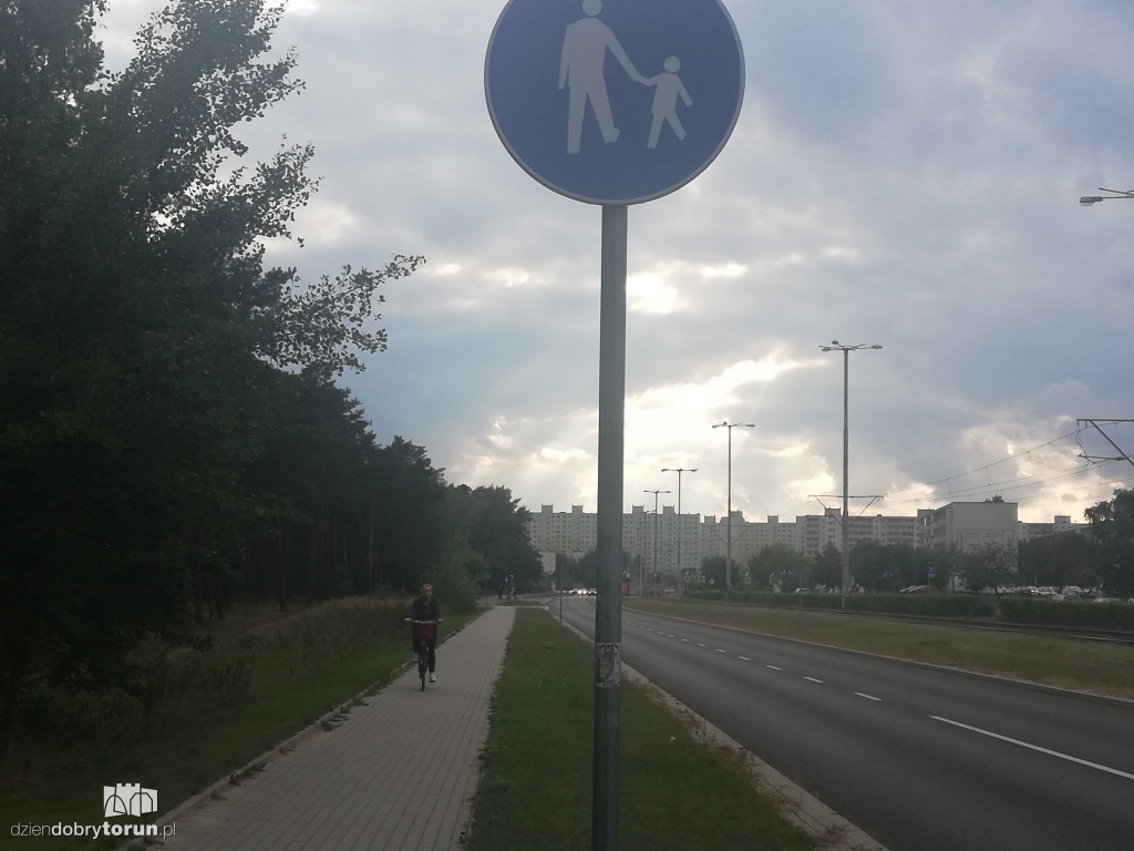Rowerem po ścieżce dla pieszych