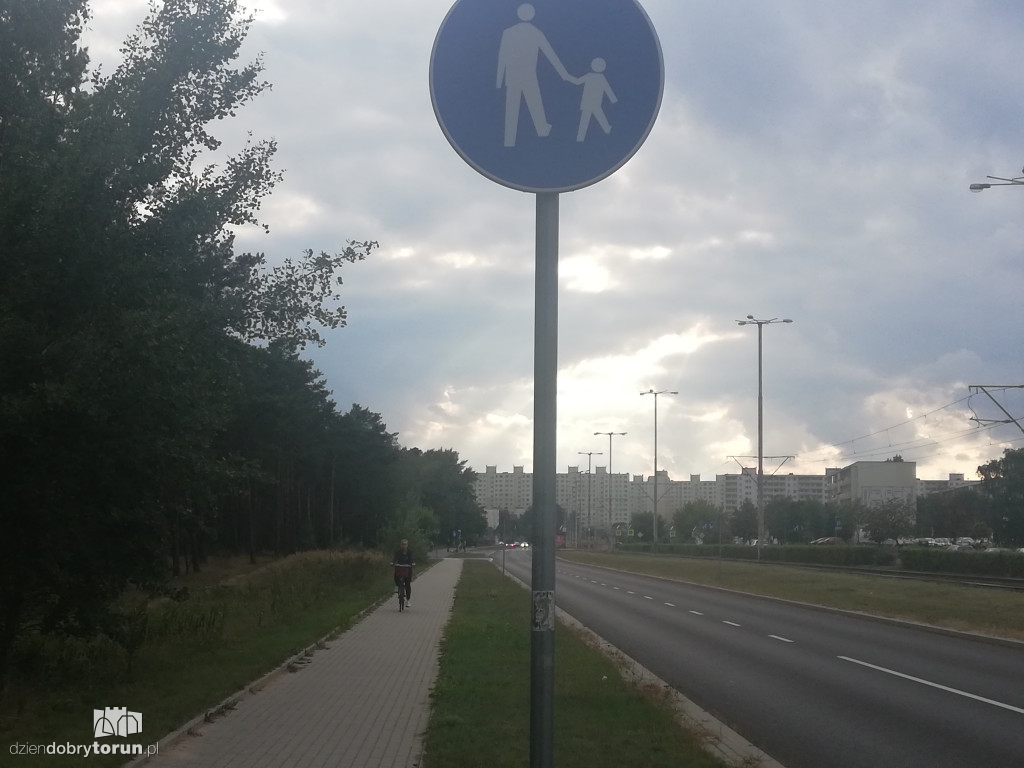 Rowerem po ścieżce dla pieszych