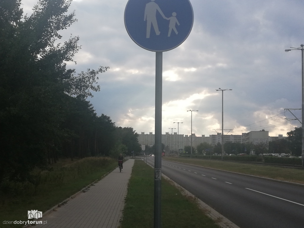 Rowerem po ścieżce dla pieszych