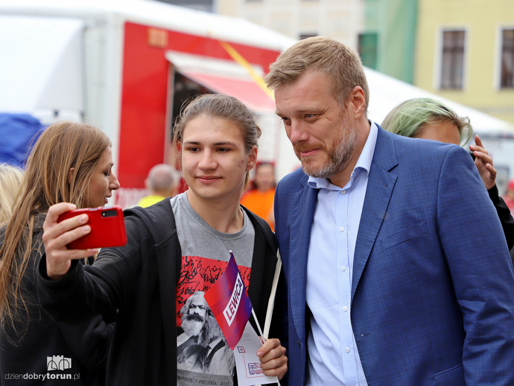 Spacer polityków Lewicy po starówce