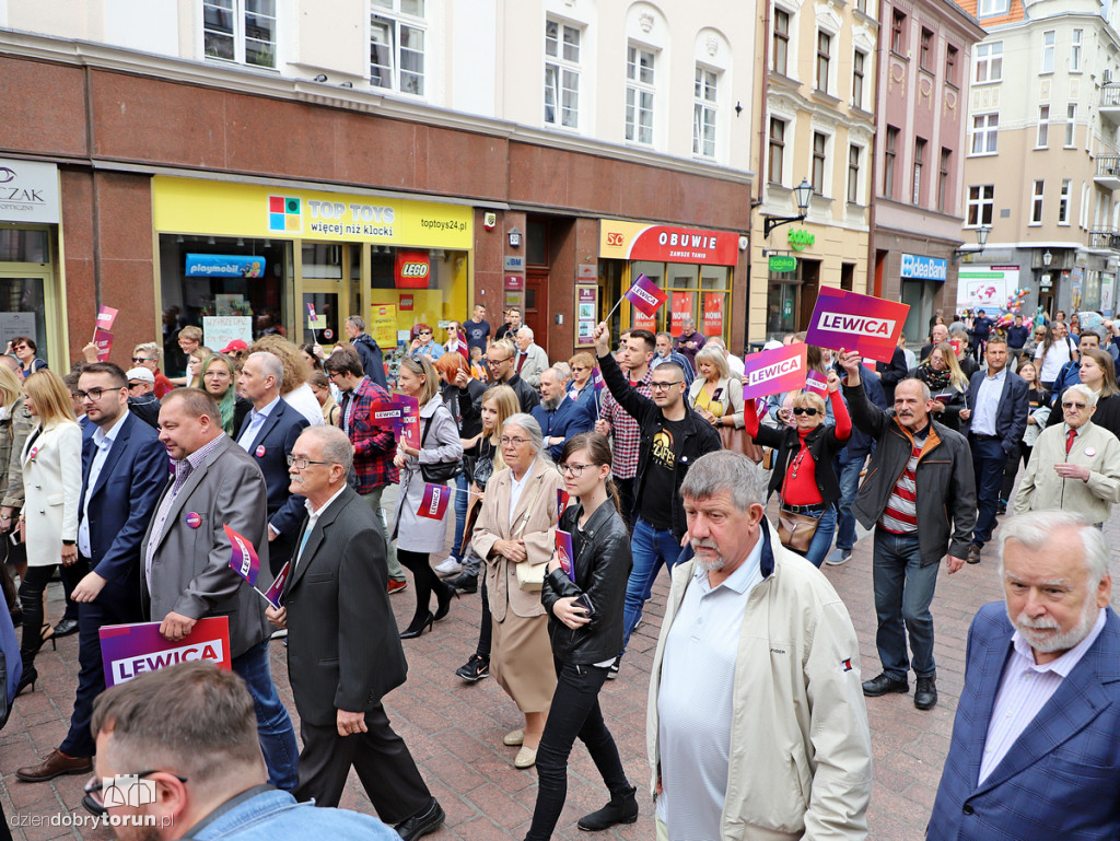 Spacer polityków Lewicy po starówce