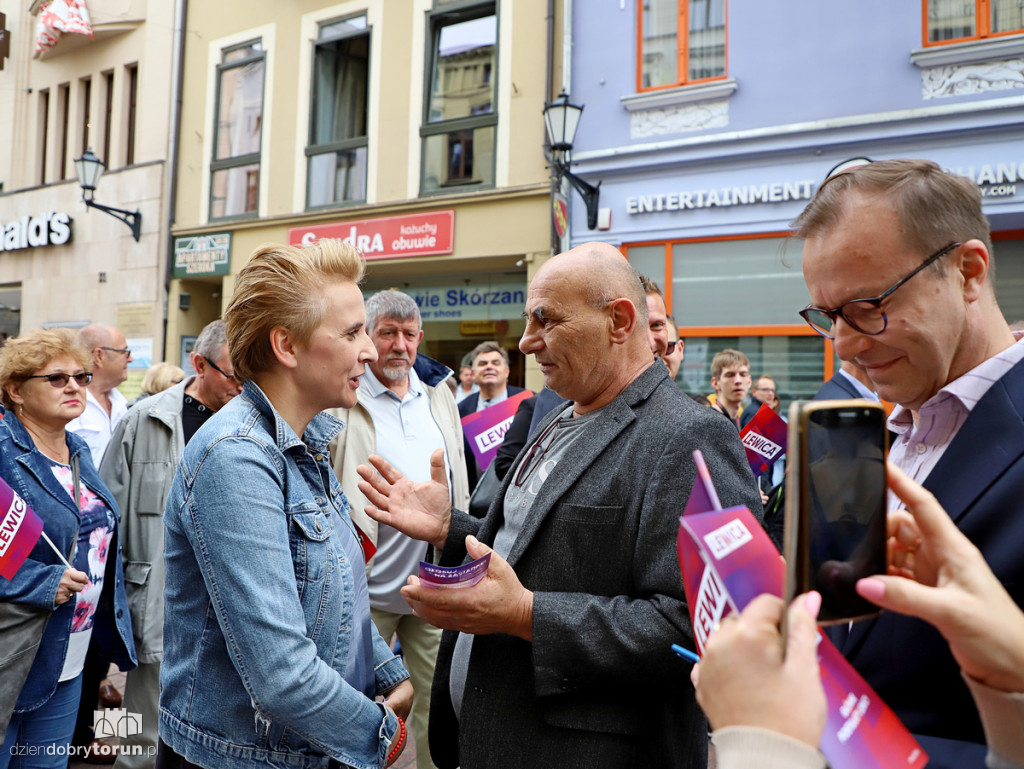 Spacer polityków Lewicy po starówce