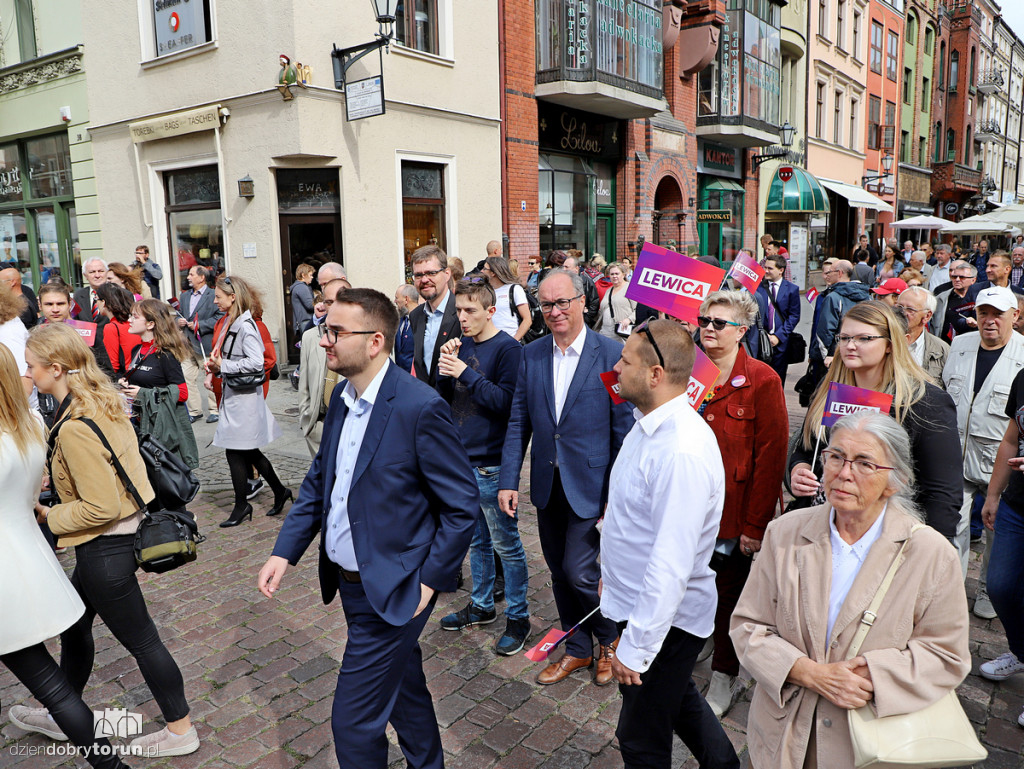 Spacer polityków Lewicy po starówce