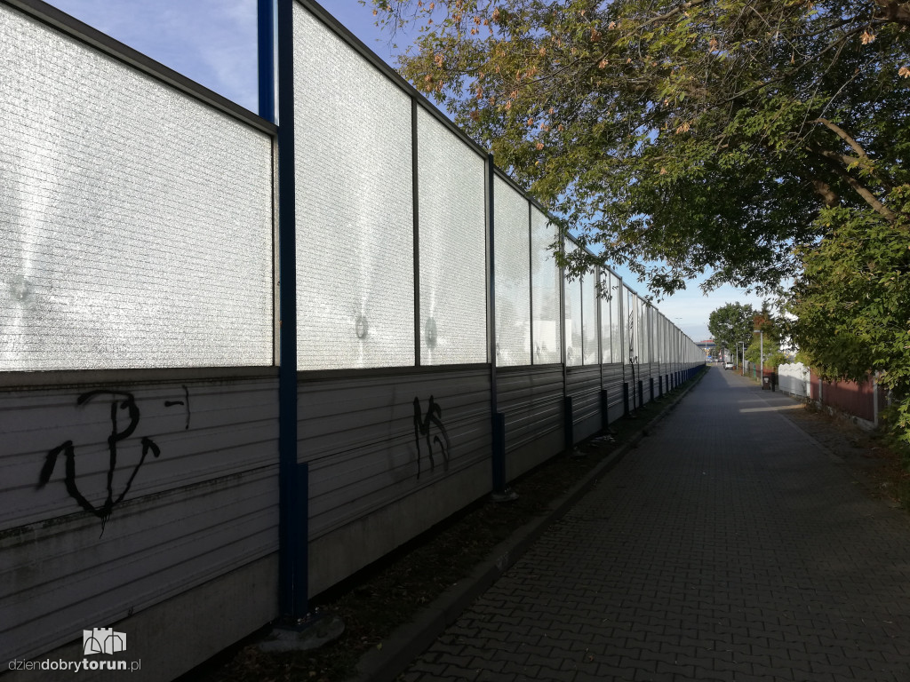 Powybijane szyby w ekranach na Sz. Lubickiej