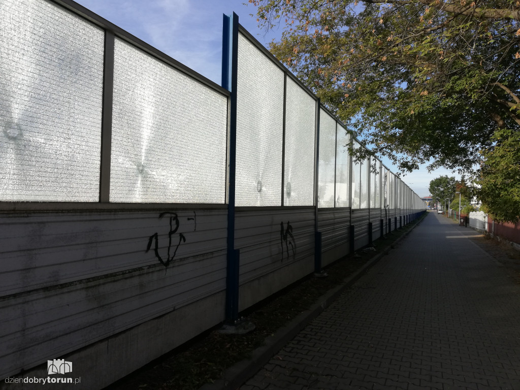 Powybijane szyby w ekranach na Sz. Lubickiej
