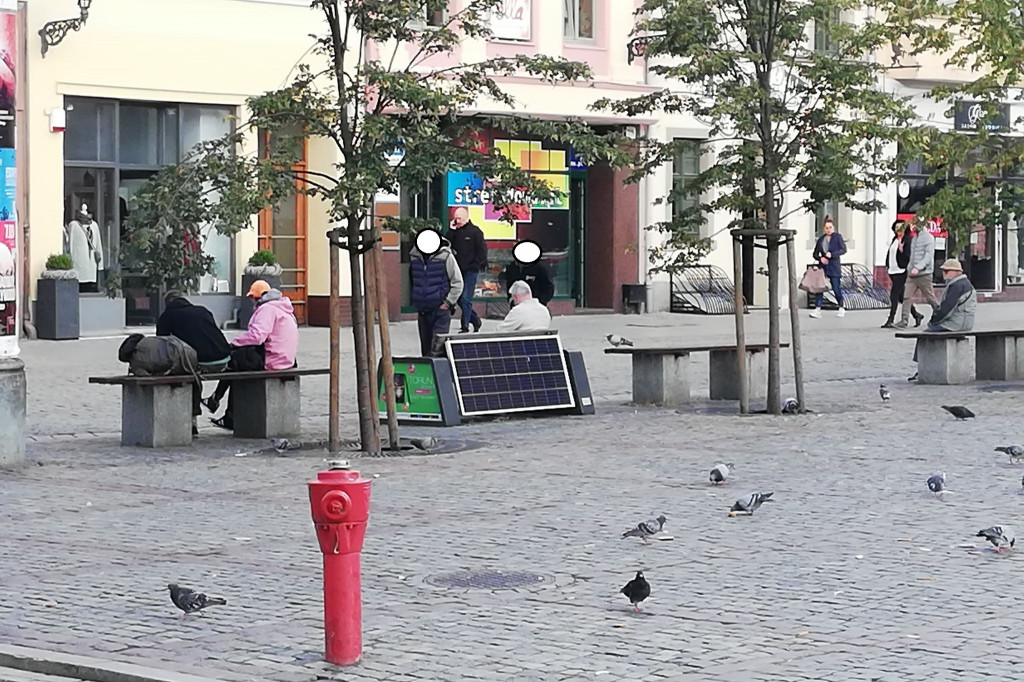 Bezdomni okupują Rynek Nowomiejski