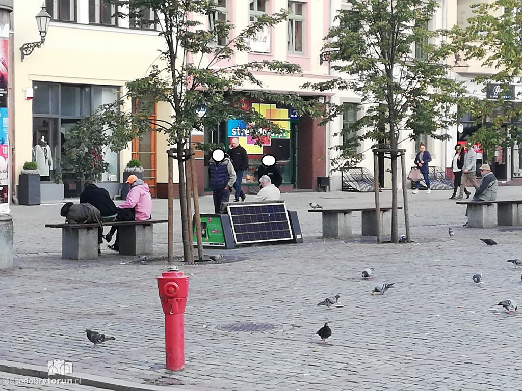 Bezdomni okupują Rynek Nowomiejski