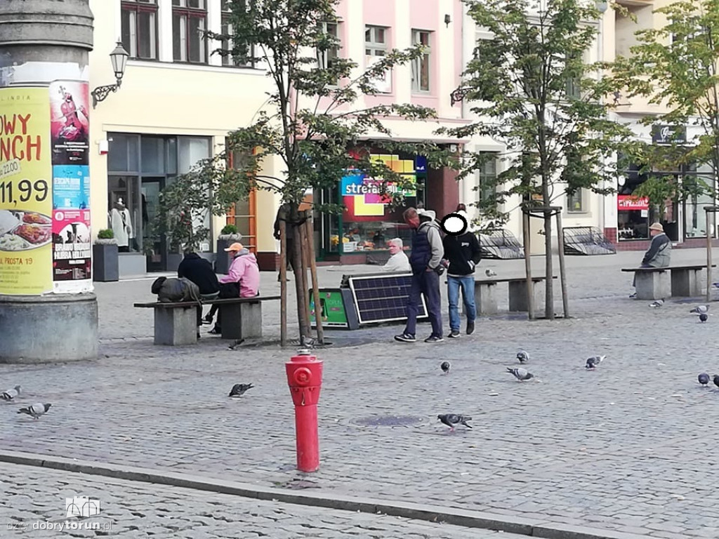Bezdomni okupują Rynek Nowomiejski