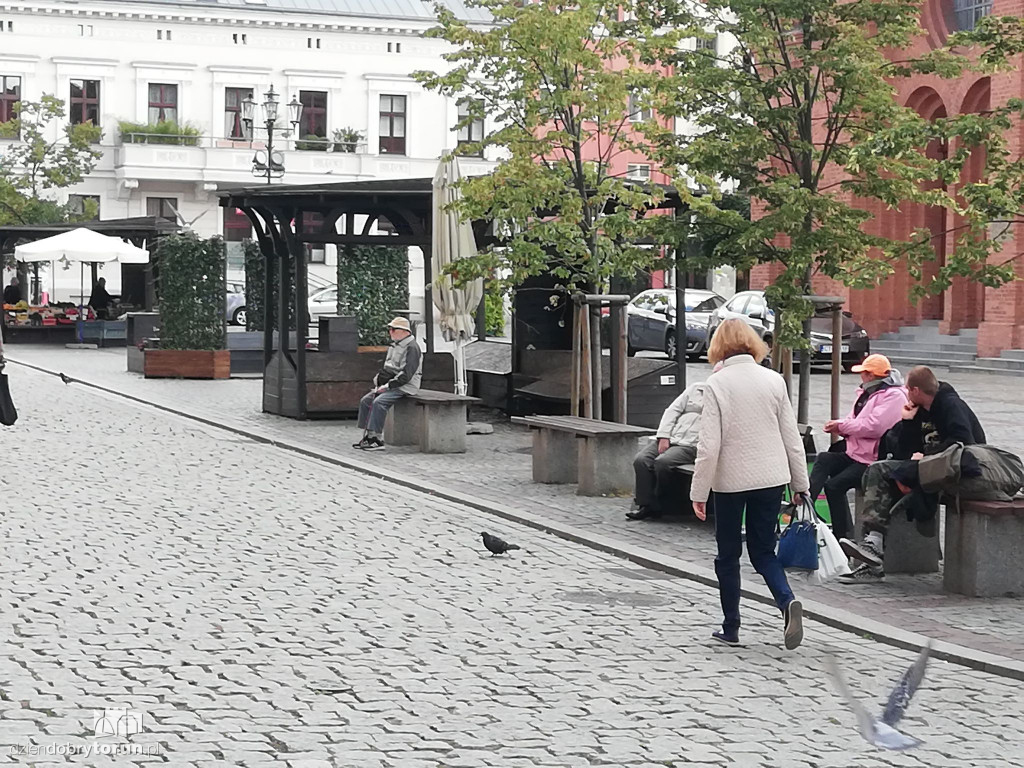 Bezdomni okupują Rynek Nowomiejski