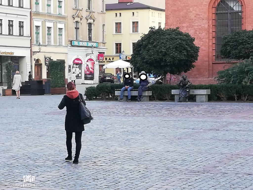Bezdomni okupują Rynek Nowomiejski