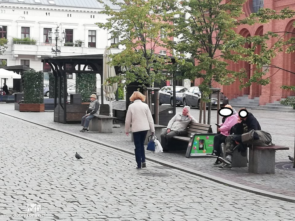Bezdomni okupują Rynek Nowomiejski