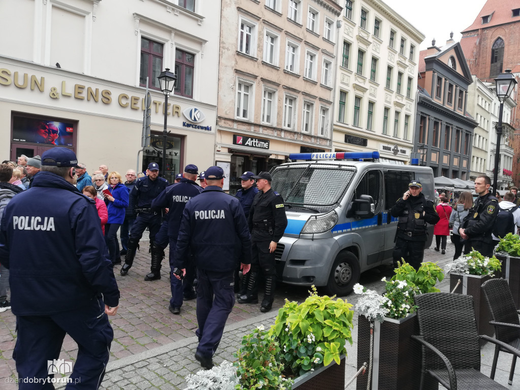 Kontrmanifestacja pod pomnikiem Kopernika