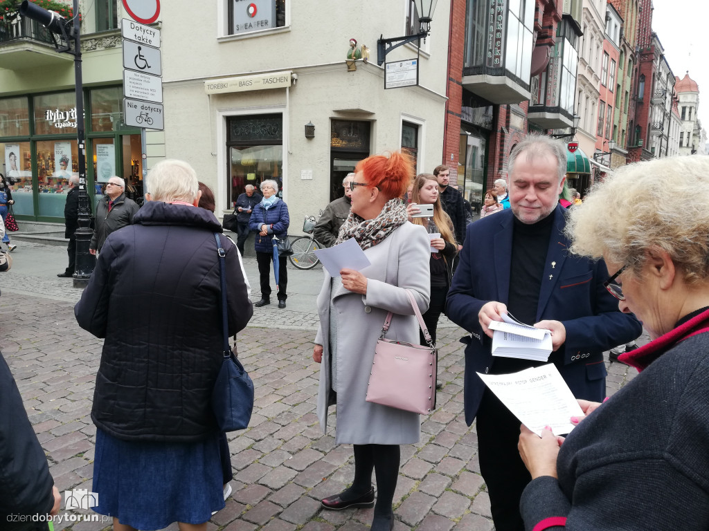 Kontrmanifestacja pod pomnikiem Kopernika