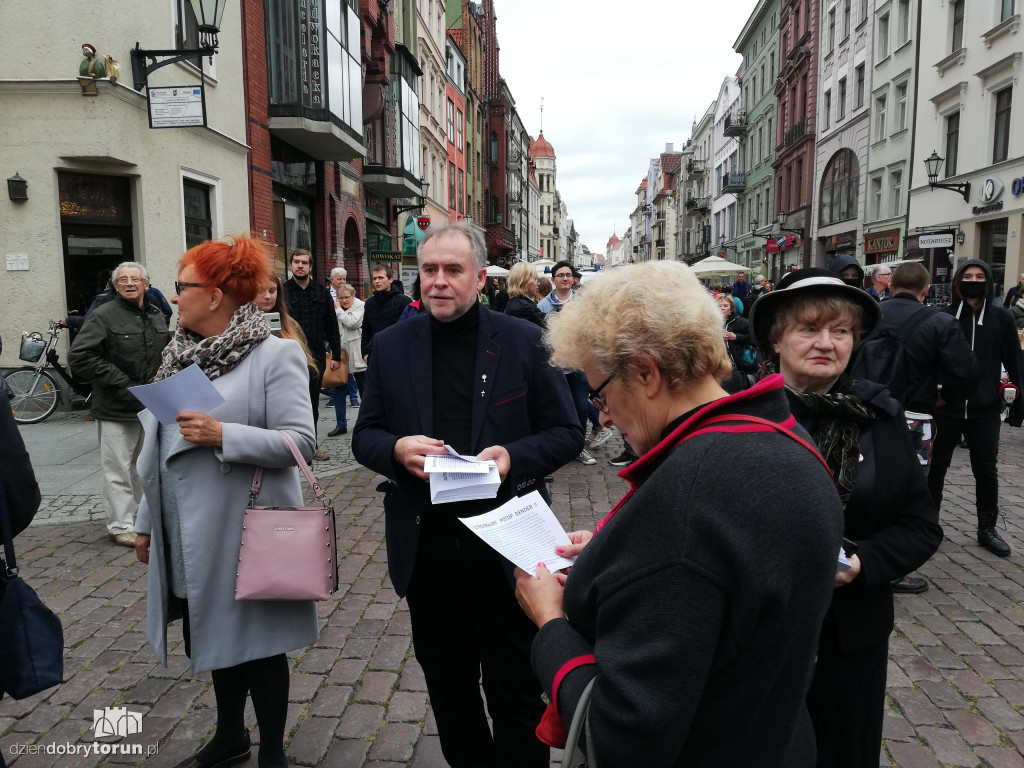 Kontrmanifestacja pod pomnikiem Kopernika