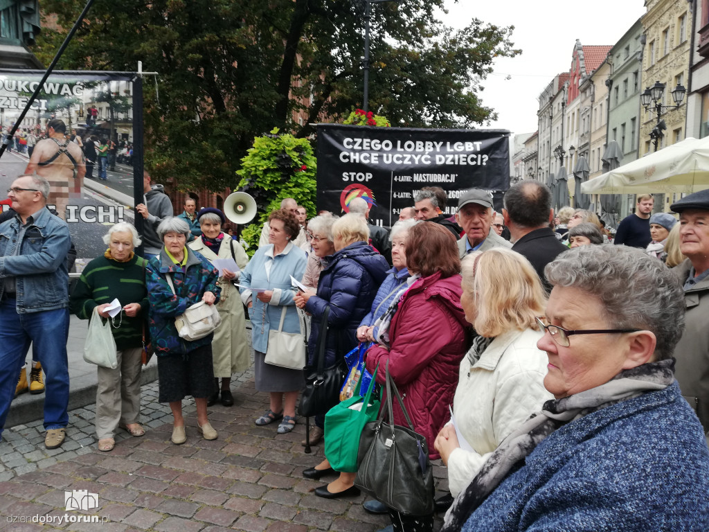 Kontrmanifestacja pod pomnikiem Kopernika