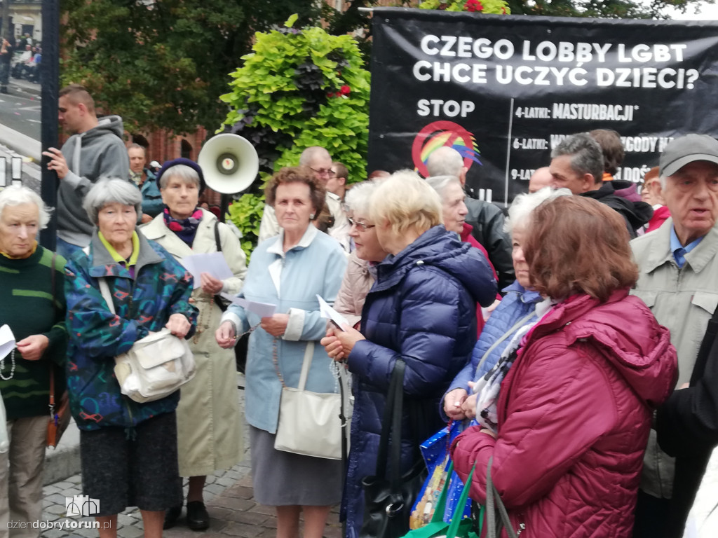 Kontrmanifestacja pod pomnikiem Kopernika