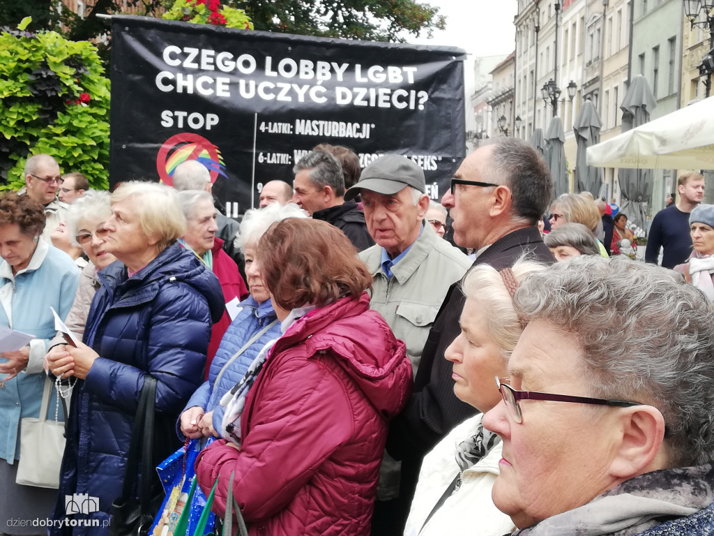 Kontrmanifestacja pod pomnikiem Kopernika