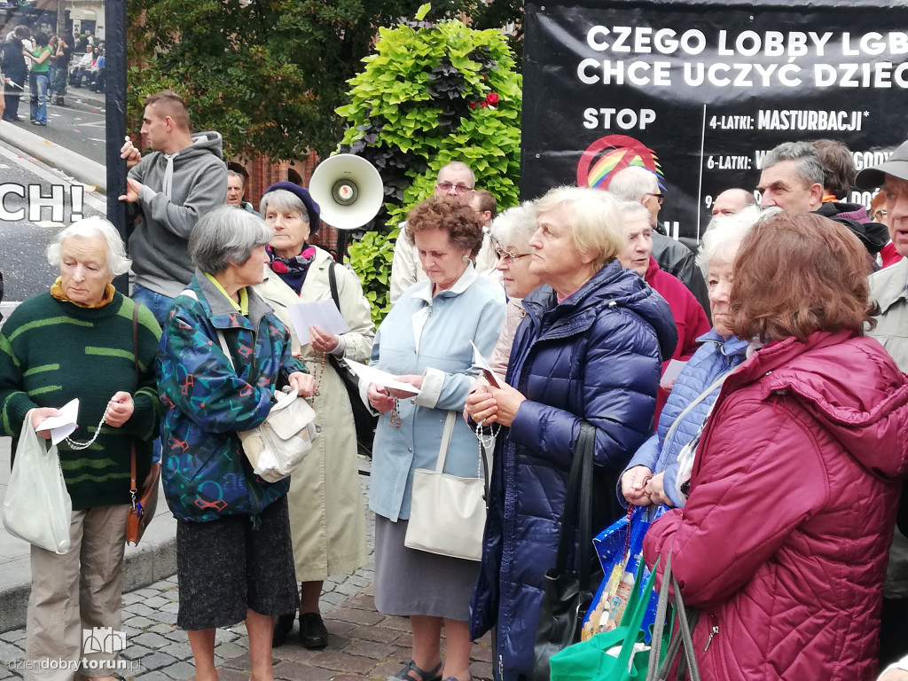 Kontrmanifestacja pod pomnikiem Kopernika