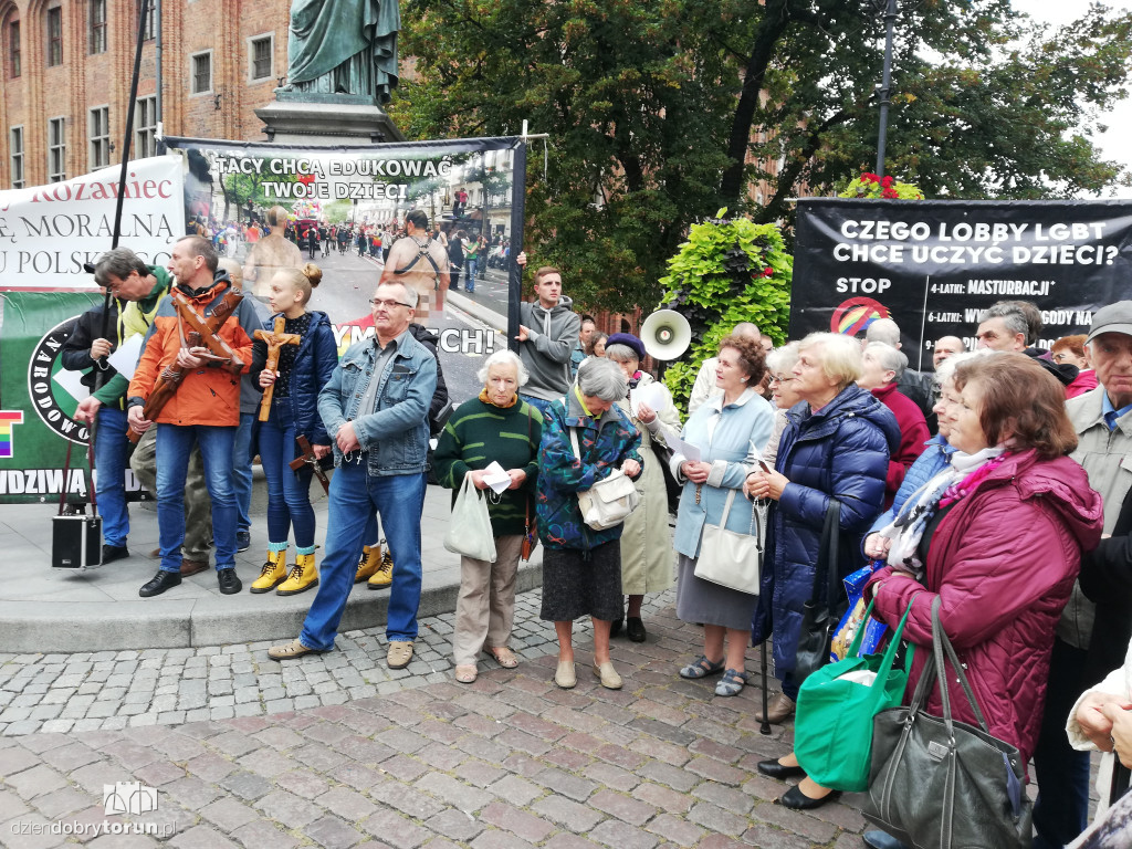 Kontrmanifestacja pod pomnikiem Kopernika