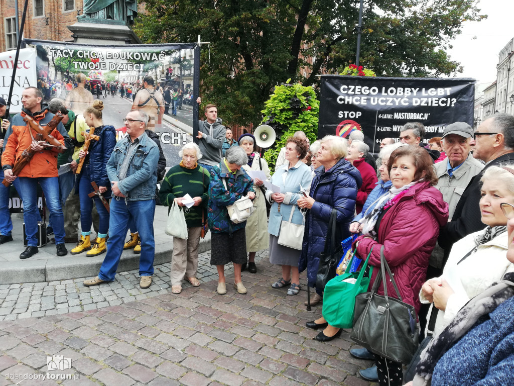 Kontrmanifestacja pod pomnikiem Kopernika