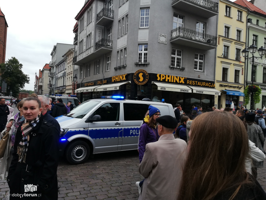 Kontrmanifestacja pod pomnikiem Kopernika