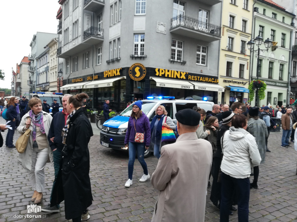 Kontrmanifestacja pod pomnikiem Kopernika