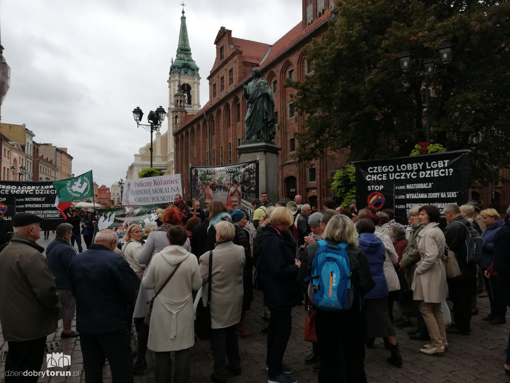 Kontrmanifestacja pod pomnikiem Kopernika