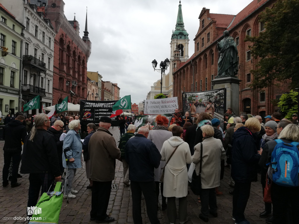 Kontrmanifestacja pod pomnikiem Kopernika