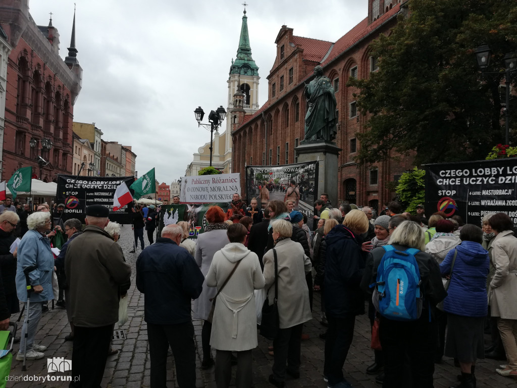 Kontrmanifestacja pod pomnikiem Kopernika