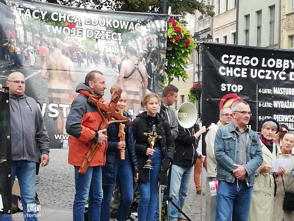 Kontrmanifestacja pod pomnikiem Kopernika