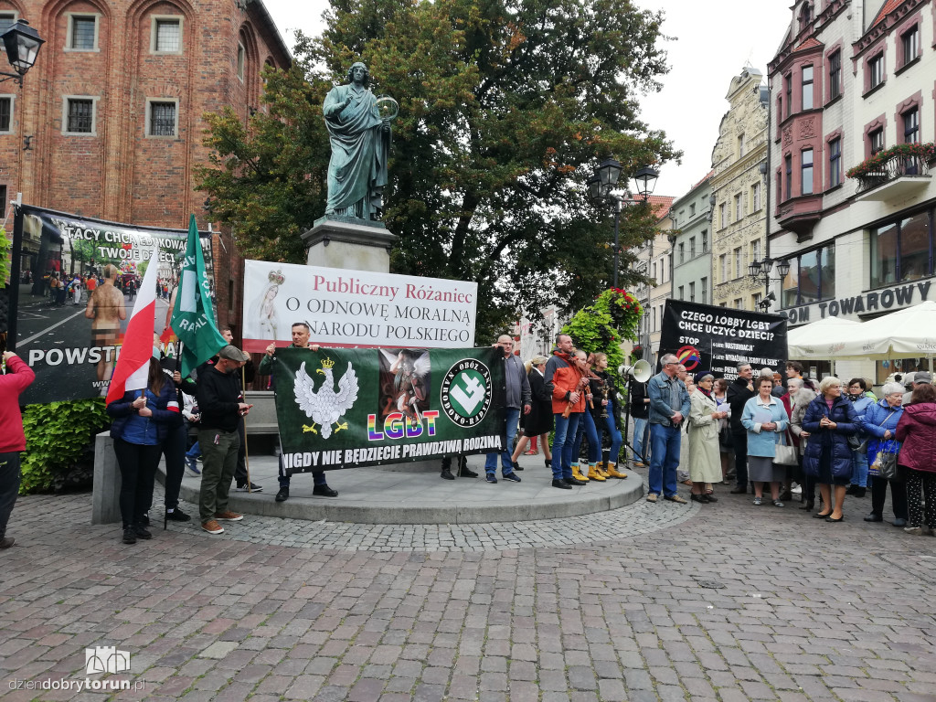 Kontrmanifestacja pod pomnikiem Kopernika