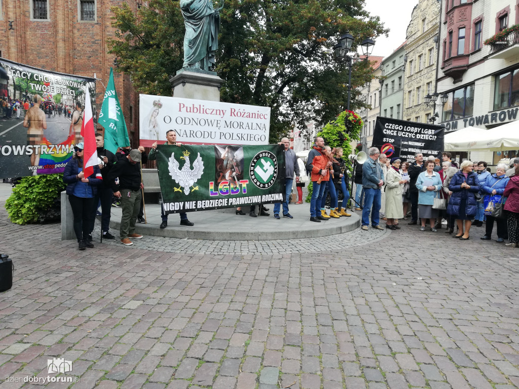 Kontrmanifestacja pod pomnikiem Kopernika