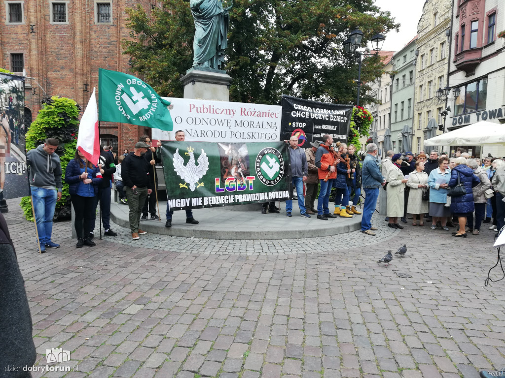 Kontrmanifestacja pod pomnikiem Kopernika