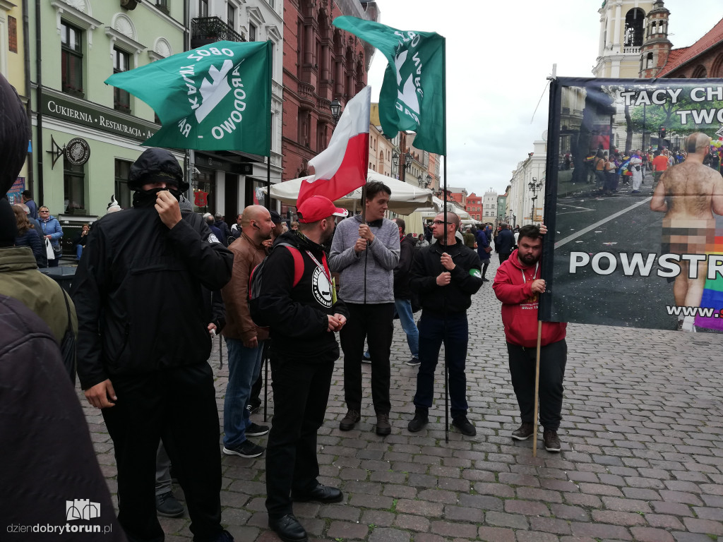 Kontrmanifestacja pod pomnikiem Kopernika