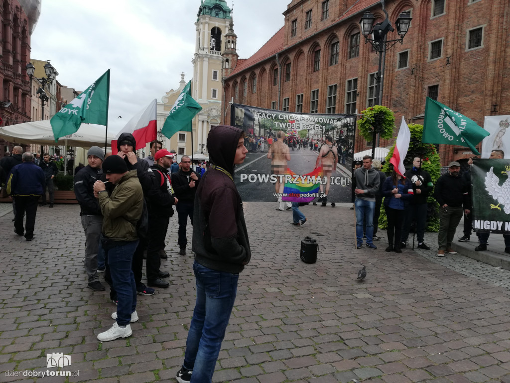 Kontrmanifestacja pod pomnikiem Kopernika