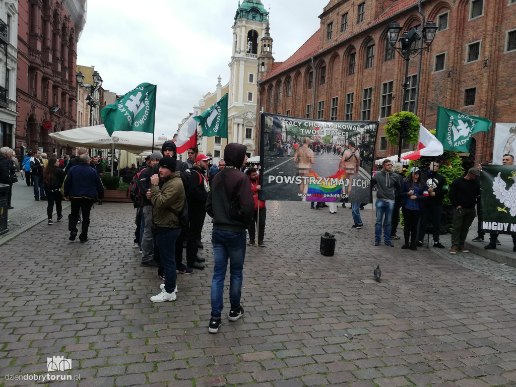 Kontrmanifestacja pod pomnikiem Kopernika