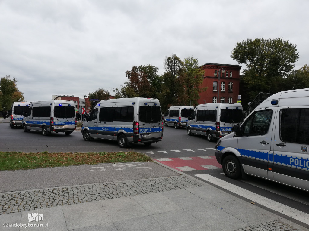 Mnóstwo policji na ulicach Torunia