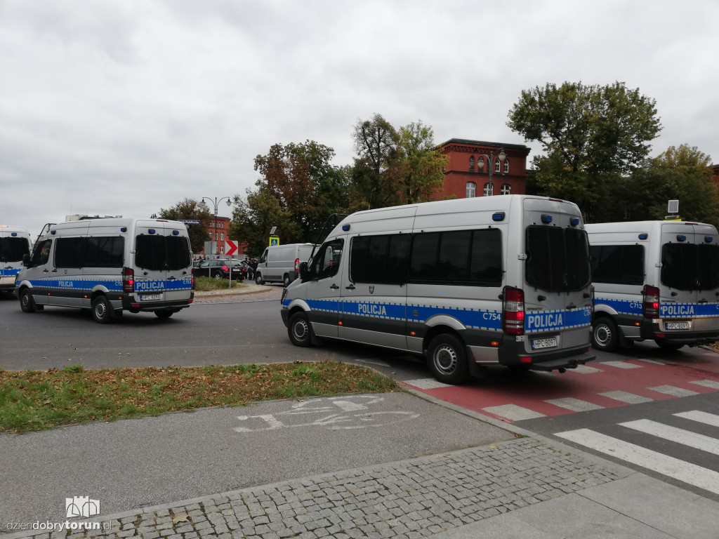 Mnóstwo policji na ulicach Torunia