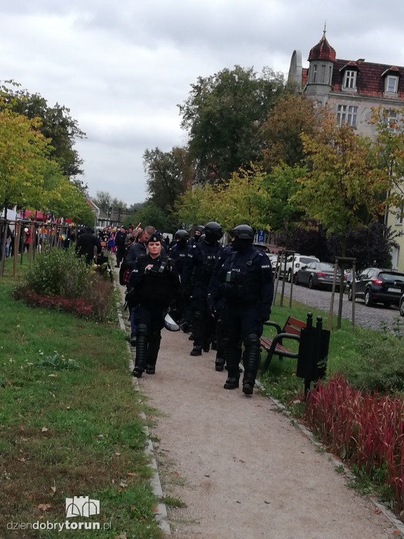 Mnóstwo policji na ulicach Torunia