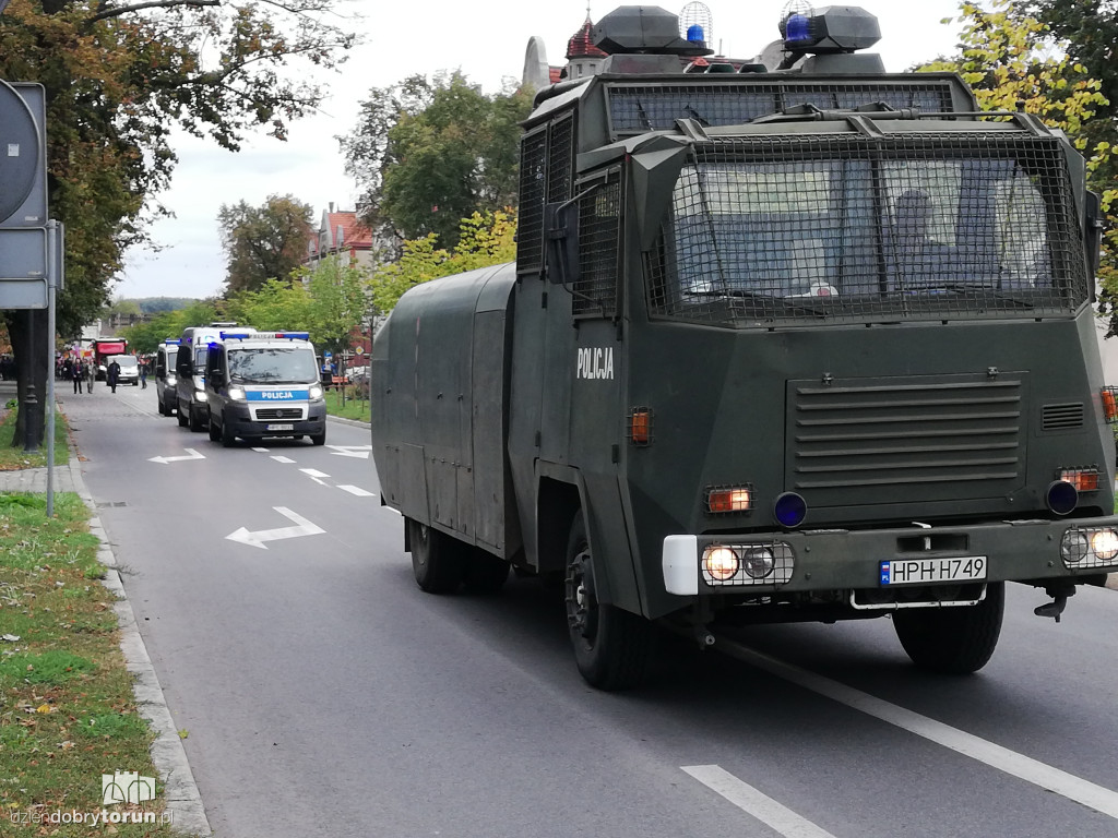 Mnóstwo policji na ulicach Torunia