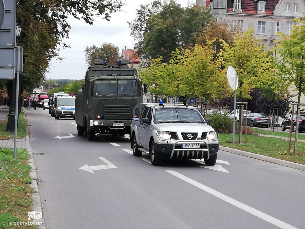 Mnóstwo policji na ulicach Torunia