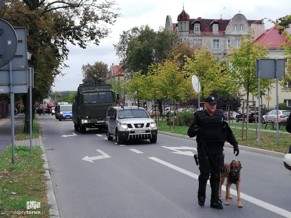 Mnóstwo policji na ulicach Torunia
