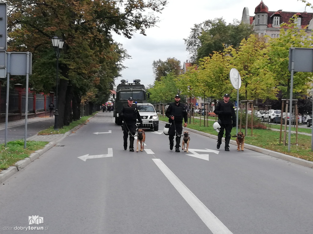 Mnóstwo policji na ulicach Torunia