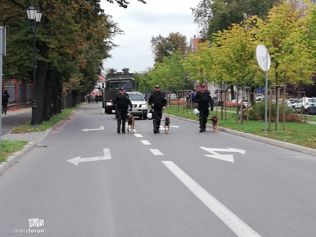 Mnóstwo policji na ulicach Torunia