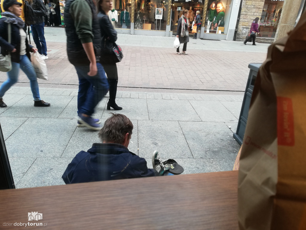 Bezdomni okupują McDonaldsa