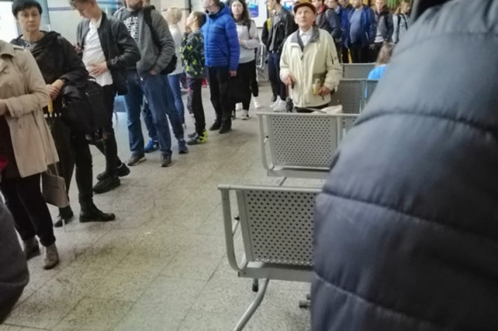 Nieczynne biletomaty na dworcu PKS