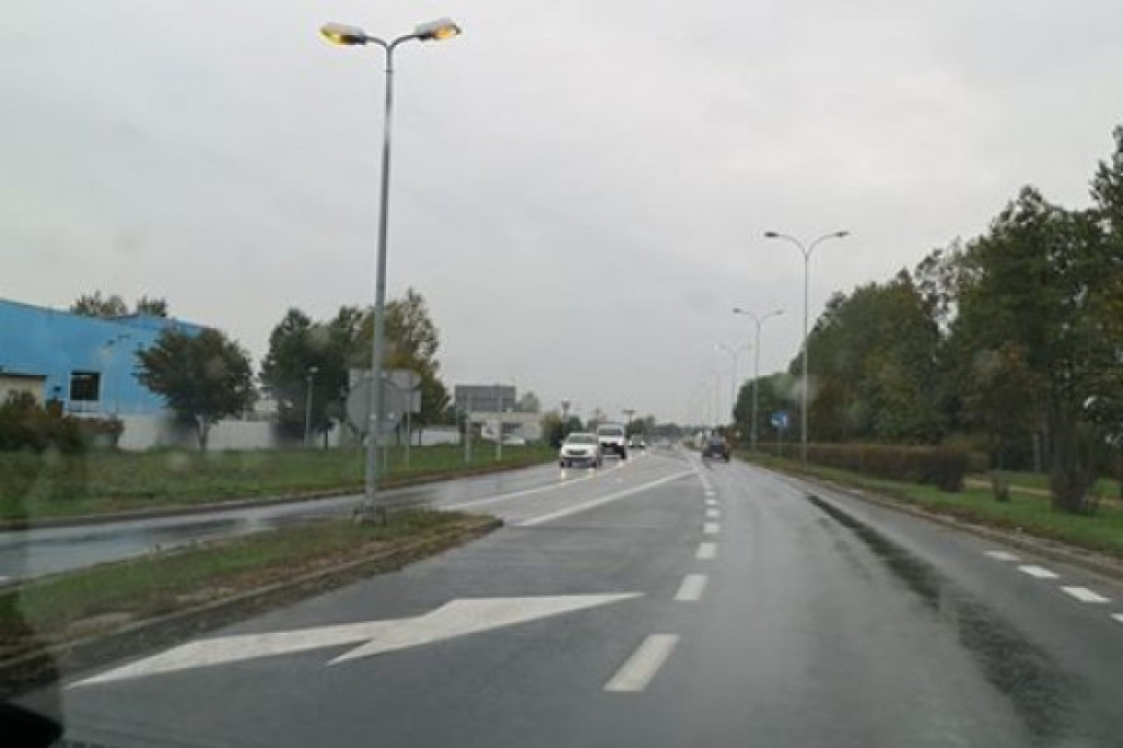 Palące się latarnie w ciągu dnia